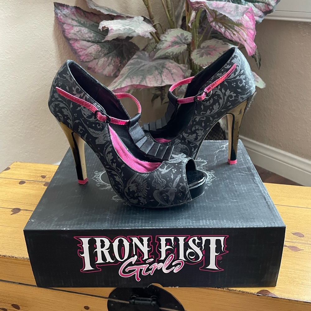 Iron Fist Isabella Platform Pump. Size 5.